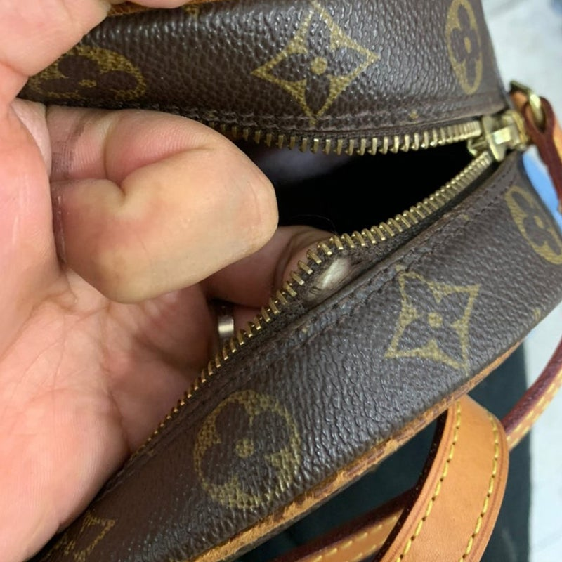 カバン・バック修理例としてルイヴィトン（LOUIS VUITTON）鞄バッグの破れてしまったファスナー箇所の修理交換前の状態